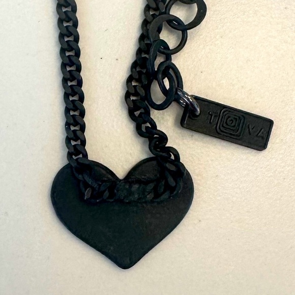 TOVA Black Heart Necklace in Black Smutt - Picture 11 of 12